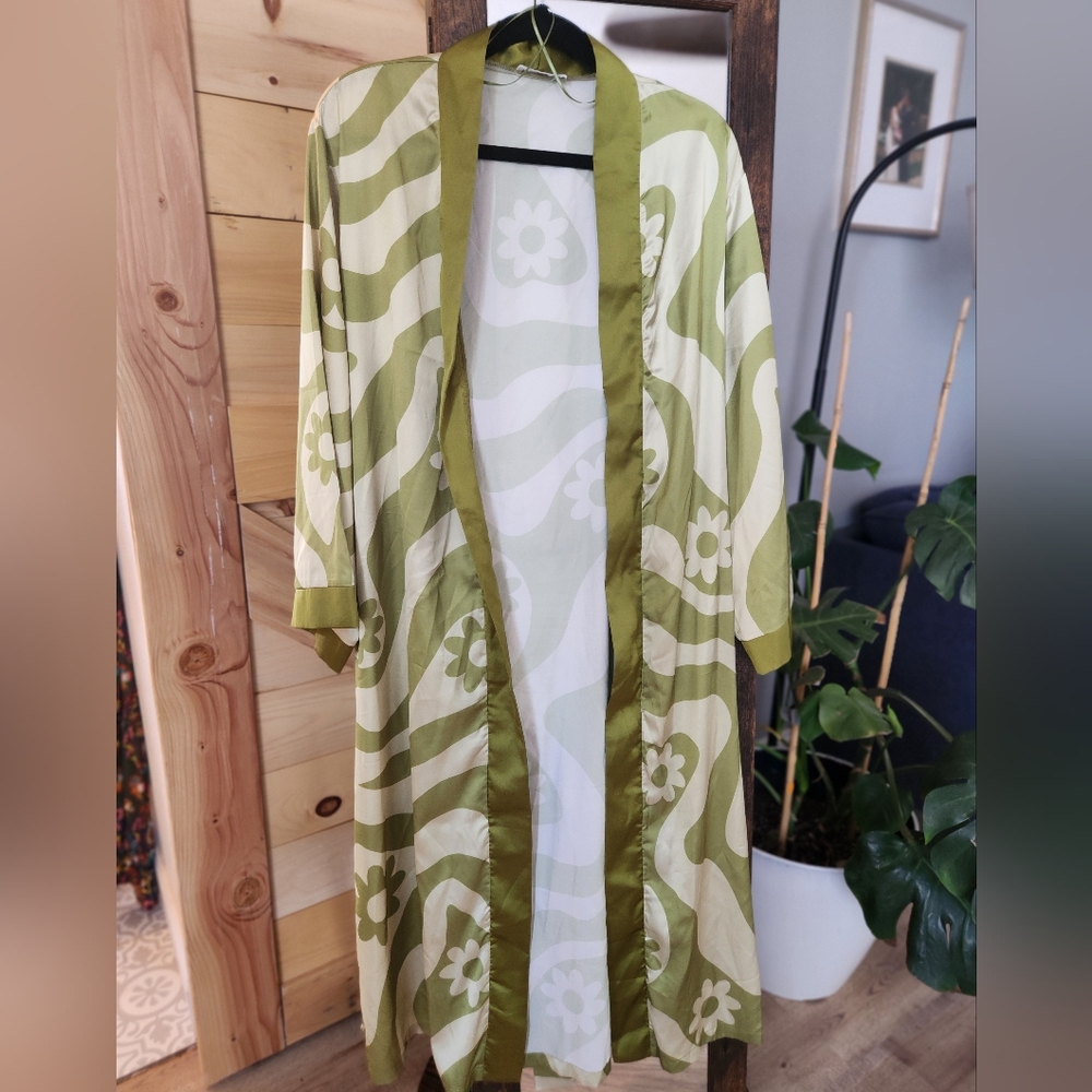 Green and White Floral Patterned Kimono